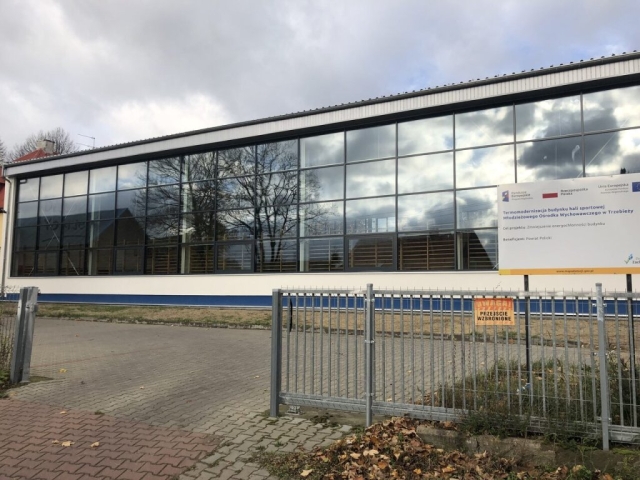 Budynek hali sportowej od strony okien