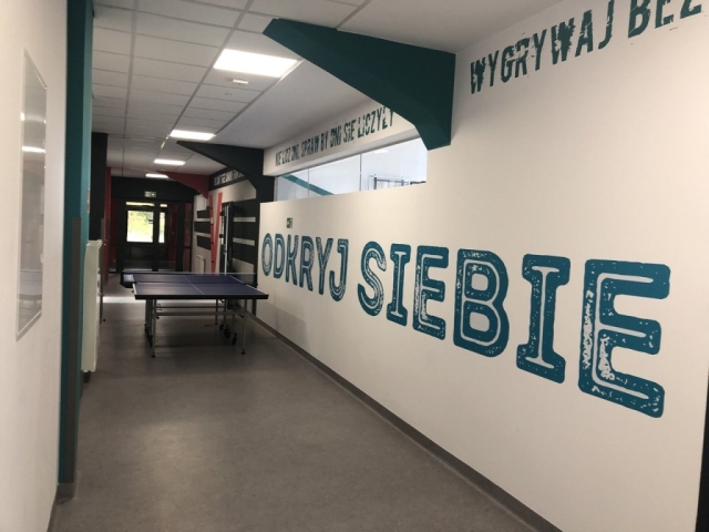 Zdjęcie holu i widok drzei wyjściowych z hali