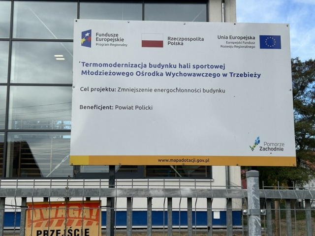 Zdjęcie tablicy świadczącej o termomodernizacji budynku hali sportowej Młodzieżowego Ośrodka Wychowawczego w Trzebieży
