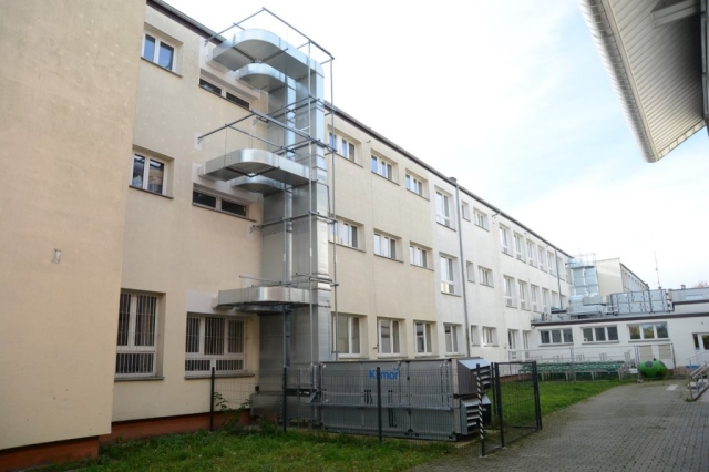 Zdjęcie tyłu budynku szkoły