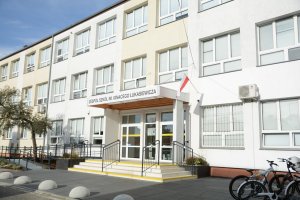 zdjęcie wejścia głównego do szkoły_Easy-Resize.com