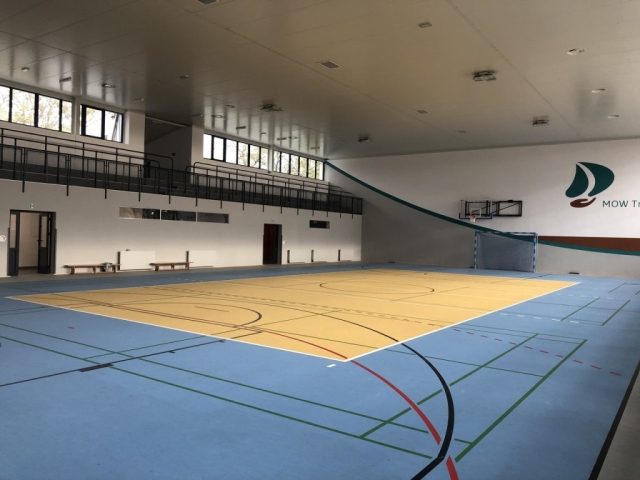 Zdjęcie wewnątrz hali ujęcie z boku