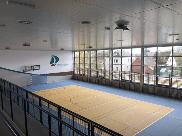 Zdjęcie wewnątrz hali widok z trybun