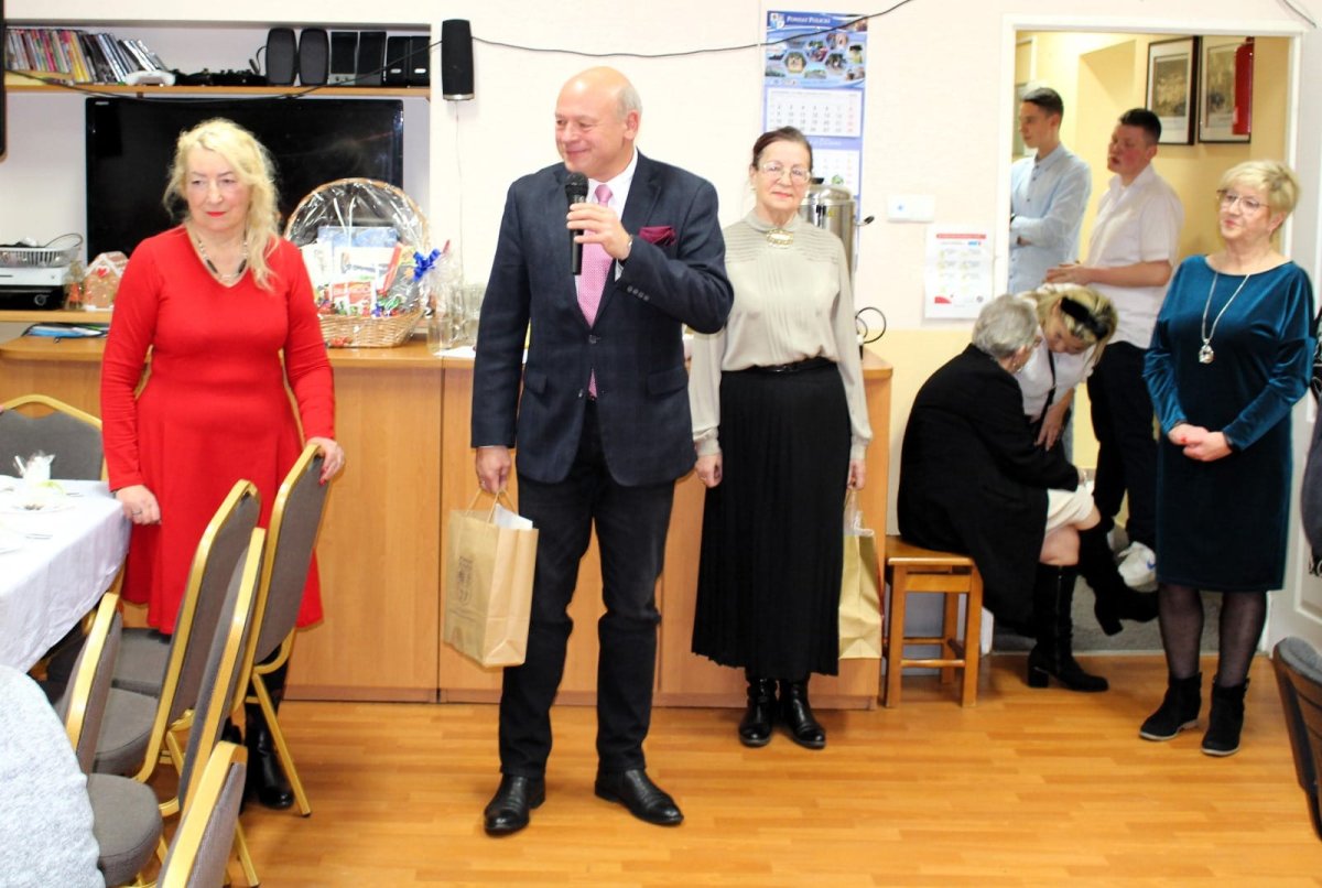 Przewodniczący Rady Powiatu w Policach przemawia na stojąco podczas wigilii