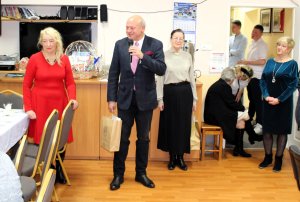 Przewodniczący Rady Powiatu w Policach przemawia na stojąco podczas wigilii