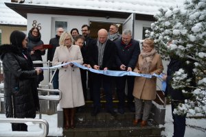 Przedstawiciele samorządów uroczyście przecinają wstęgę