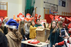 Uczestnicy festynu stoją przy kartonach