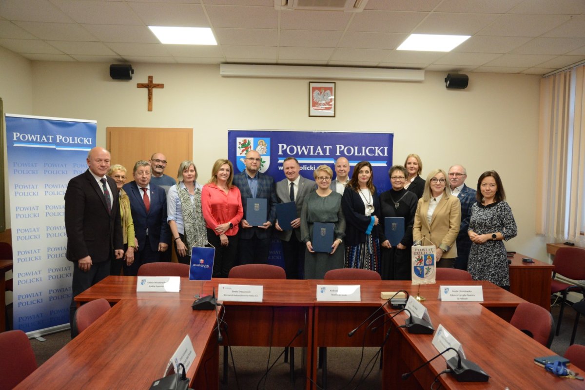 Uczestnicy spotkania stoją na zdjęciu grupowym