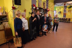 Przedstawiciele samorządu powiatowego i gminnego stoją i przemawiają