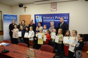 Wyróżnione osoby na zdjęciu grupowym