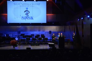 Przedstawiciele samorządów powiatowego podczas uroczystości w filharmonii