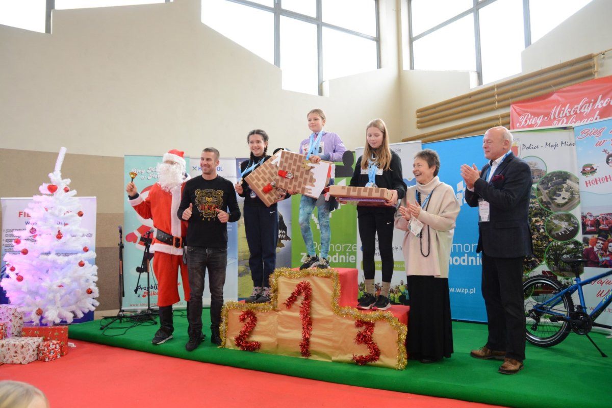 Przedstawiciele samorządu powiatowego i uczestnicy zawodów na wspólnym zdjęciu