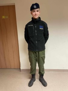 Uczeń w umundurowaniu