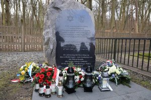 Pomnik a przed nim kwiaty