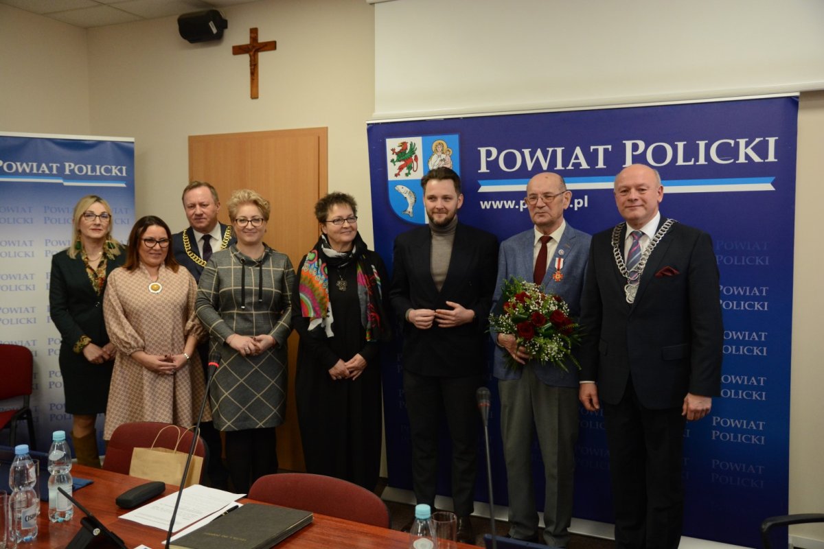 Stojące osoby w rzędzie