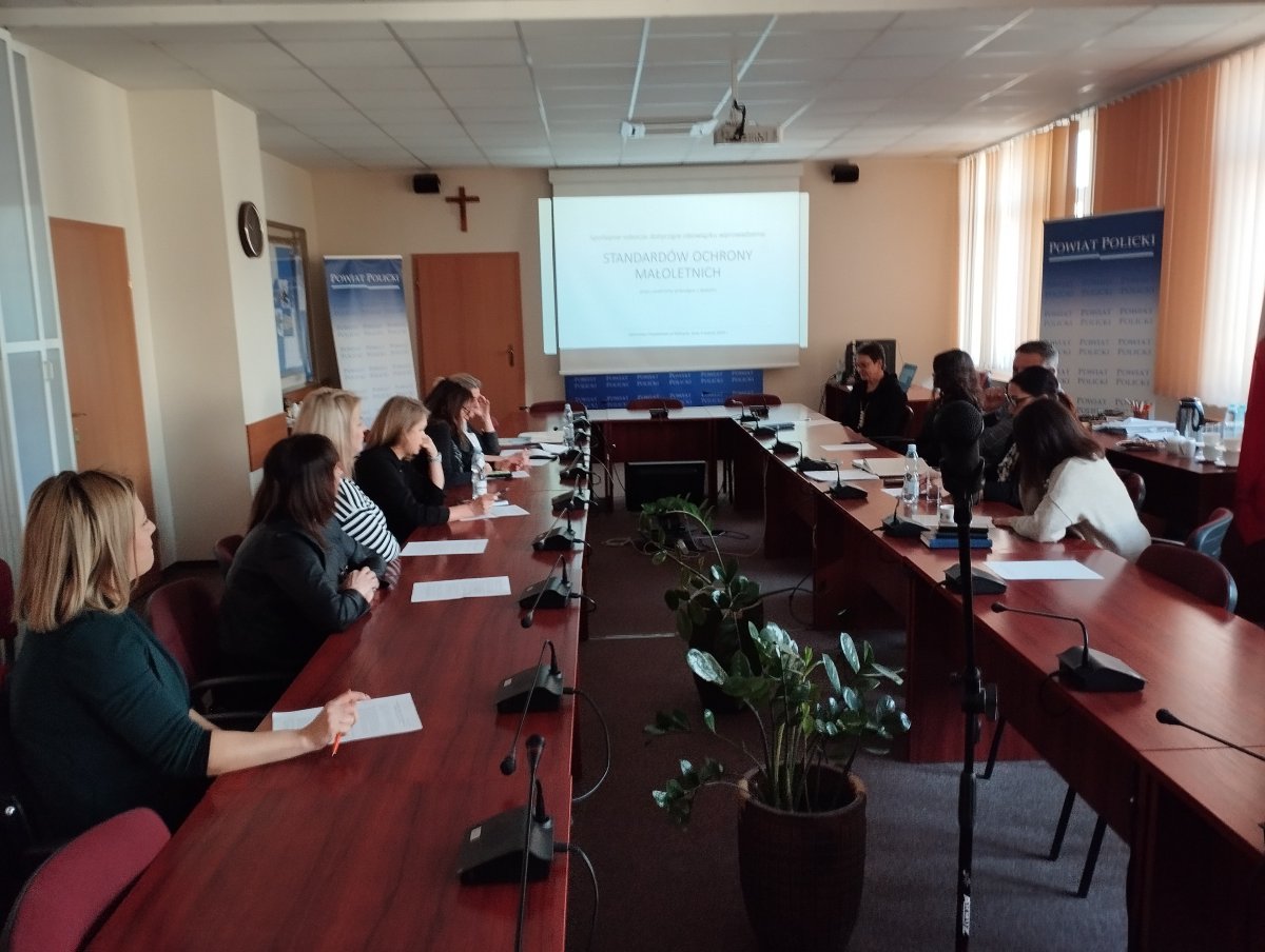 Siedzące osoby na sali