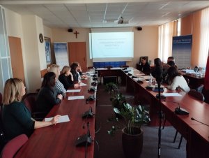 Siedzące osoby na sali