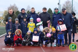 Zdjęcie grupowe uczestników turnieju piłkarskiego