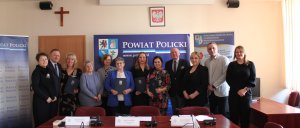 Osoby stojące, w tle napis Powiat Policki