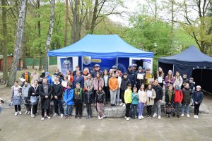 Grupa osób pozująca do zdjęcia