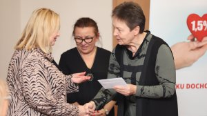 Wręczanie nagrody przez osobę