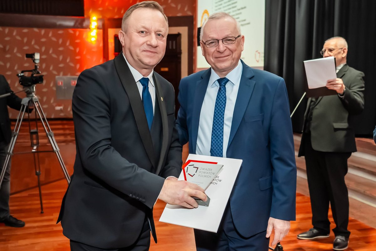 Dwie osoby pozują do zdjęcia