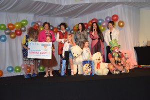 Stojące osoby na scenie