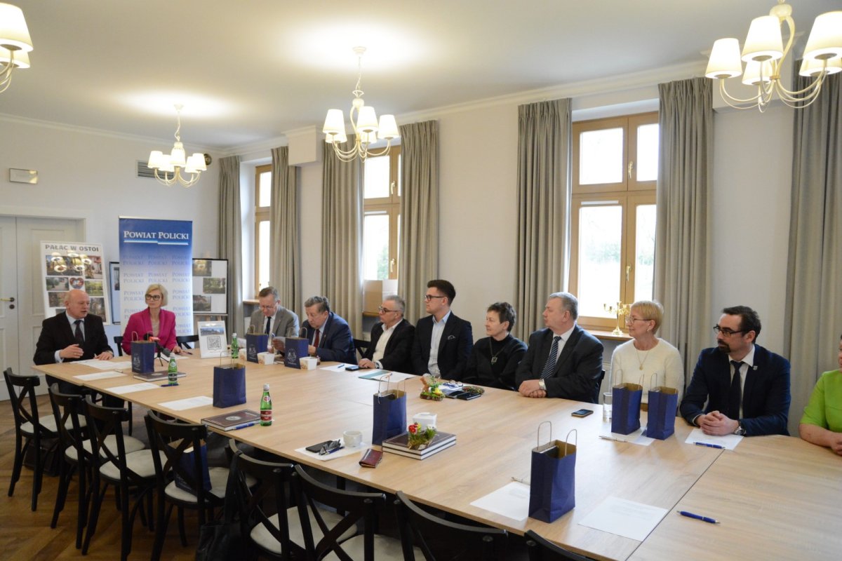 Siedzący ludzie przy stole