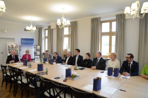 Siedzący ludzie przy stole