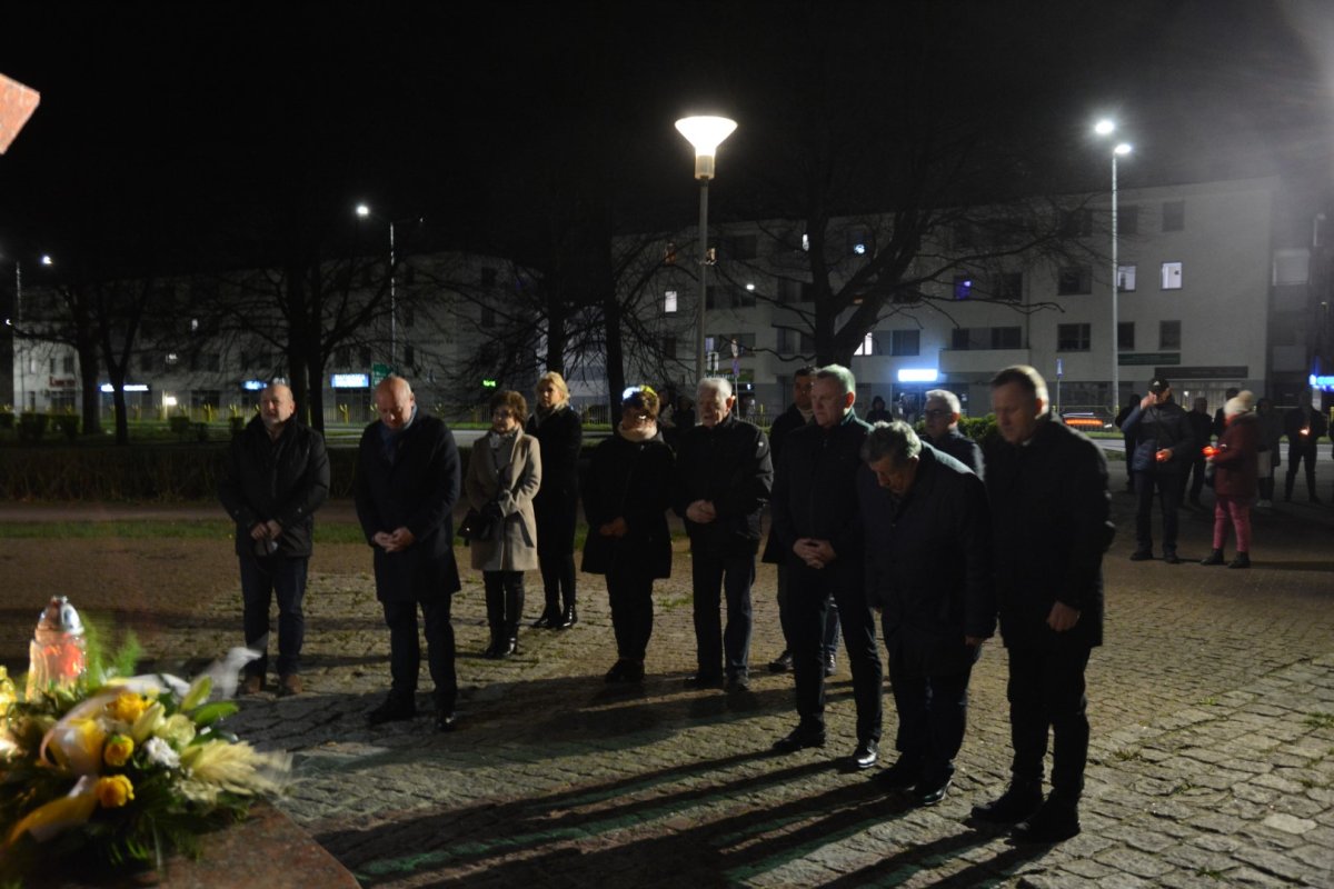 Stojący ludzie w rzędzie