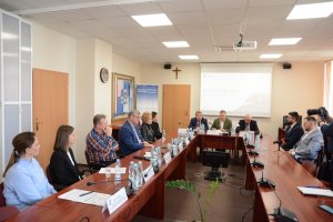 Osoby siedzące przy stole