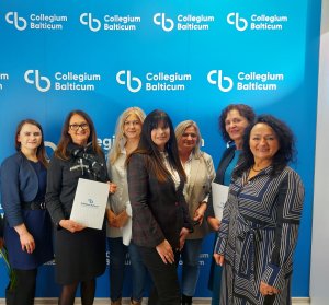 Siedem osób stojących na niebieskim tle