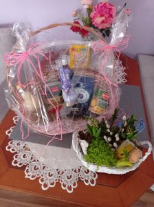 Stroik wielkanocny i kosz upominkowy