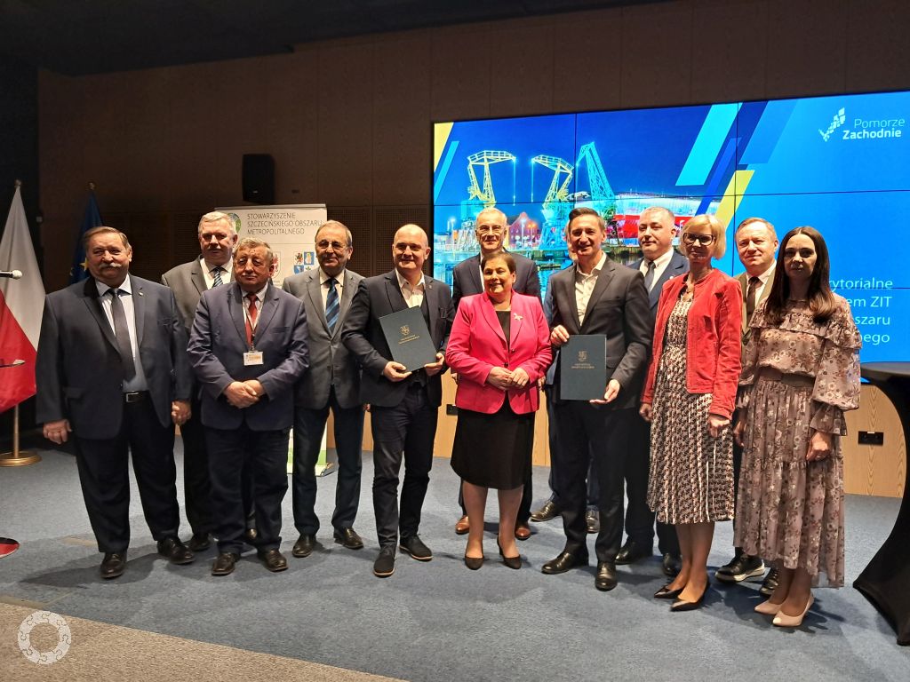 Stojący ludzie w tle niebieskie tło