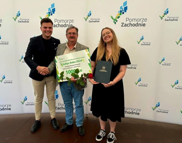 Na tle ścianki Pomorze Zachodnie stoją trzy osoby