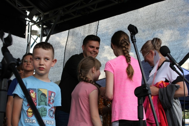 Wicestarosta Policki podaje ręke wygranemu