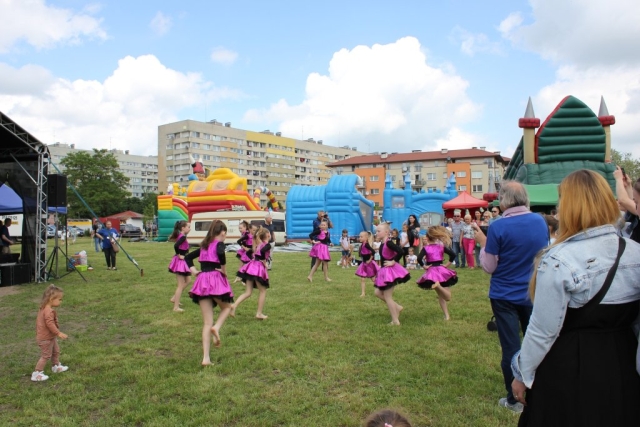 Taniec dzieci podczas festynu, w tle widoczne są dmuchańce