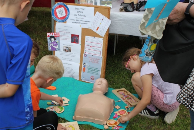 Dzieci zafascynowane stoiskiem Państwowej Inspekcji Sanitarnej - przypomnienie o światowym dniu bez tytoniu 31 maja 2024 r.
