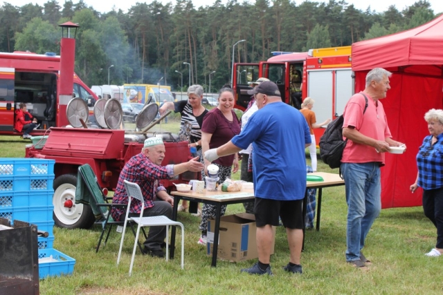 Stoisko z ciepłą grochówką okupowane przez klientów.