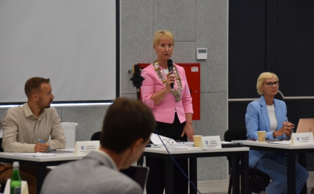 Radna Gminy Kołbaskowo przemawia do mikrofonu podczas sesji.