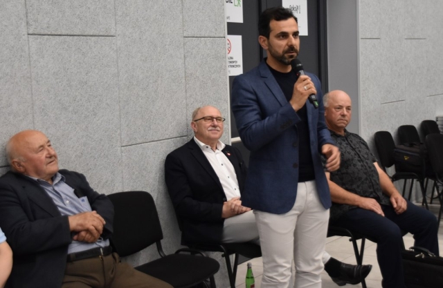 Starosta Policki przemawia na sesji Rady Gminy Kołbaskowo.