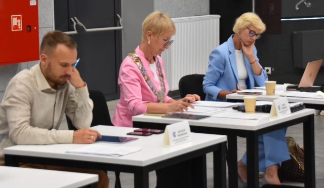 Radni Gminy Kołbaskowo pracują podczas sesji.