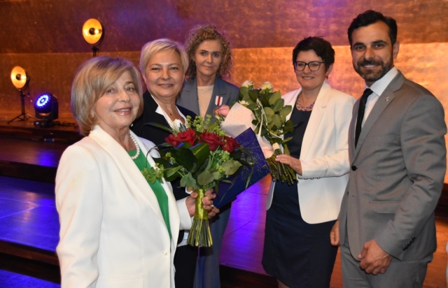 Na scenie stoją organizatorzy z gośćmi