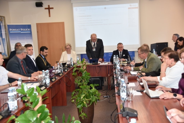 Radni Powiatu w Policach siedzą w skupieniu i słuchają przemówienia Przewodniczącego Rady Powiatu w Policach