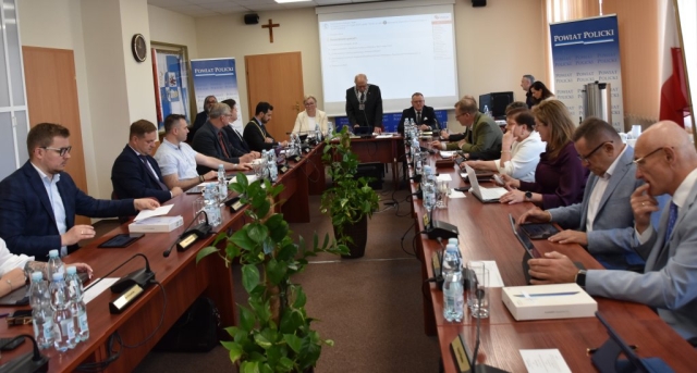 Radni siedzą i pracują podczas trwania II sesji Rady Powiatu w Policach