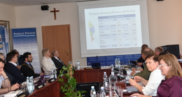 Podczas trwania sesji wyświetlana jest prezentacja odnośnie sytuacji demograficznej i społecznej.
