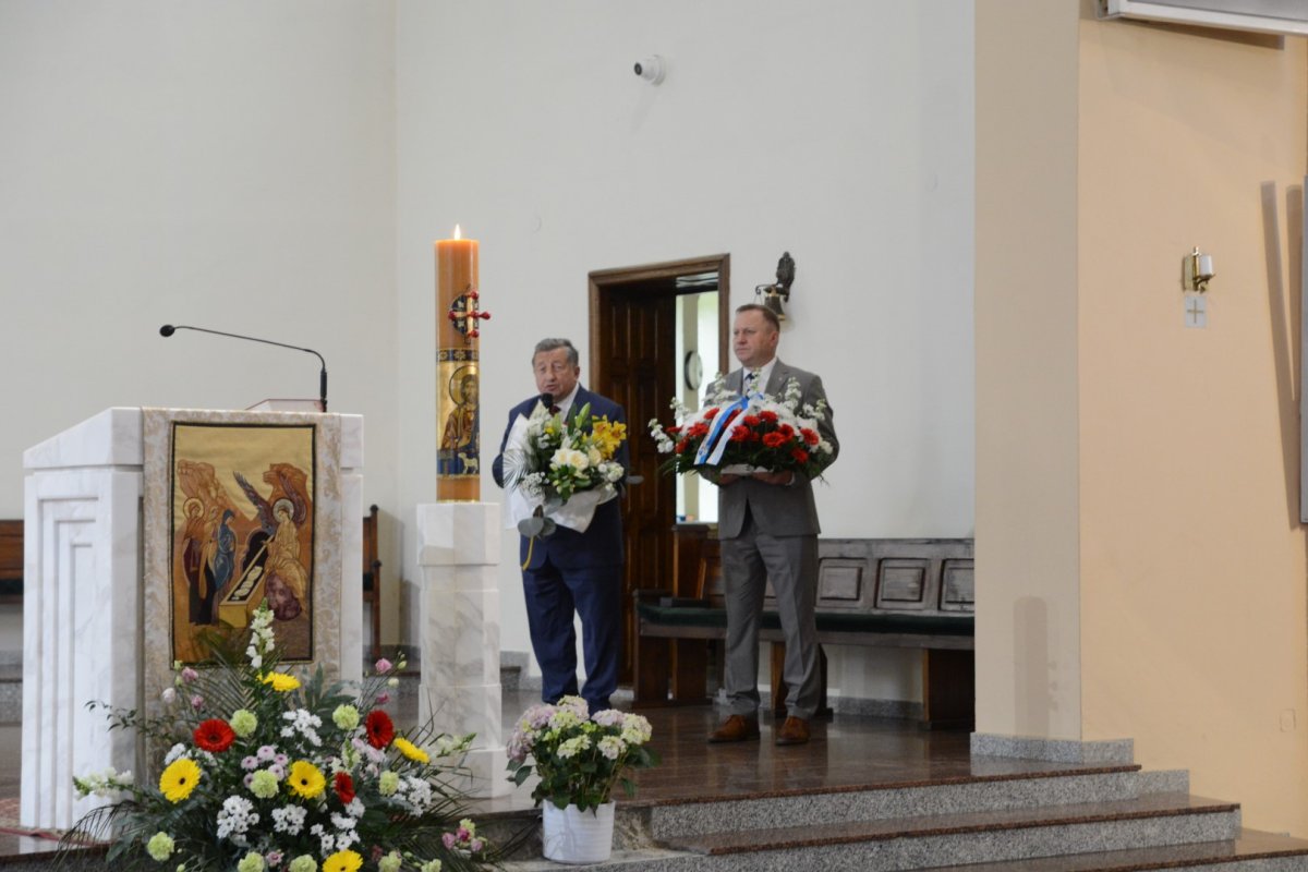 Dwie osoby stojące przy w kościele