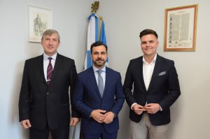 Trzech mężczyzn stojących w rzędzie