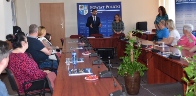 Starosta Policki przemawia do uczestników Akcji Promocyjnej