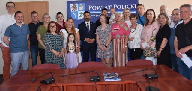 Zdjęcie grupowe uczestników Akcji Promocyjnej wraz ze Starostą Polickim